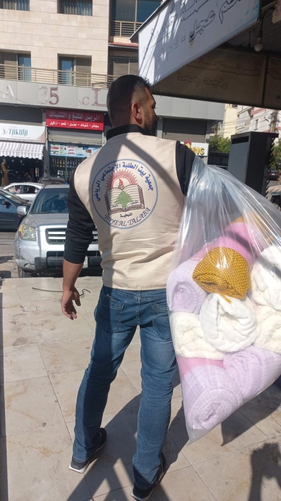  احد أعضاء فريق جمعية بيت الطلبة الإسعافي في مدينة النبطية يقدم المساعادات خلال الحرب الحالية 