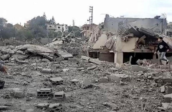 دمار في بناء جراء استهدافه بغارة إسرائيلية في بلدة عيترون جنوب لبنان (محمود الطويل)