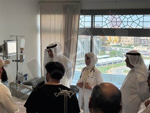 رئيس الوزراء بالإنابة يتفقد الأطفال في مستشفى جابر