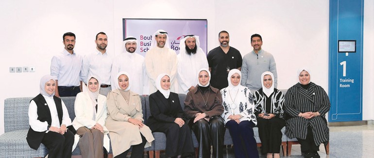 عبدالعزيز الرومي ود.أحمد الشراد يتوسطان أعضاء هيئة التدريس ببرنامج البورد الكويتي في ورشة العمل