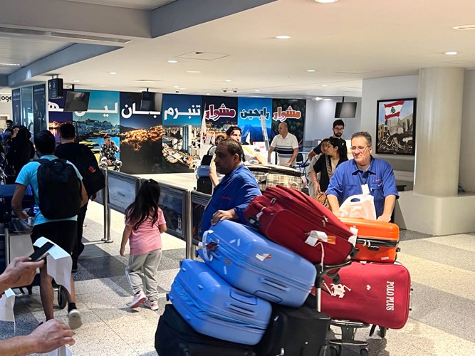 مسافرون في مطار بيروت (محمود الطويل)