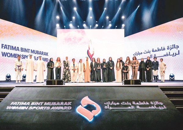 رئيسة الاتحاد الكويتي للرياضة النسائية والرئيسة الفخرية للجنة التنظيمية لرياضة المرأة بدول مجلس التعاون الخليجي الشيخة نعيمة الأحمد متوسطة المكرمين بجوائز الشيخة فاطمة بنت مبارك للرياضة النسائية بحضور وزير التسامح والتعايش الإماراتي الشيخ نهيان بن مبارك آل نهيان