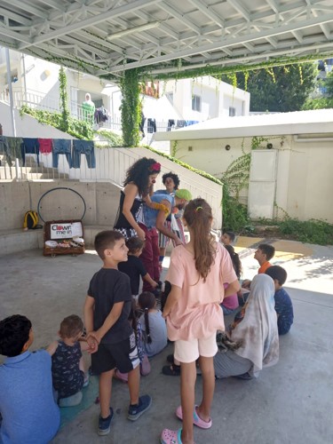 توزيع مساعدات عينية
