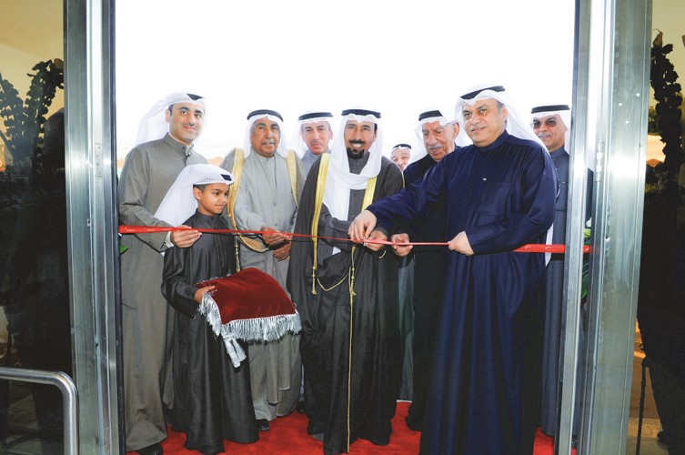 الشيخ علي الجابر وعادل الماجد وعبدالله التويجري خلال افتتاح أحد أوائل فروع شبكة بنك بوبيان