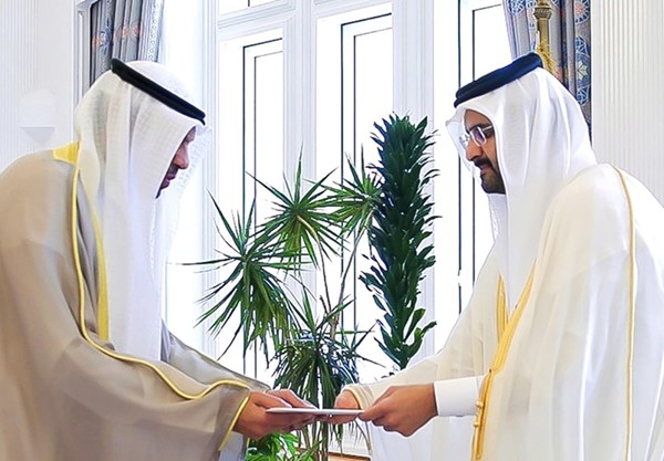 مبعوث صاحب السمو الأمير الشيخ مشعل الأحمد وزير الخارجية عبدالله اليحيا يسلم نائب أمير قطر الدعوة