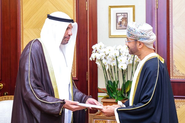 مبعوث صاحب السمو الأمير الشيخ مشعل الأحمد وزير الخارجية عبدالله اليحيا يسلم وزير خارجية سلطنة عمان بدر البوسعيدي الدعوة