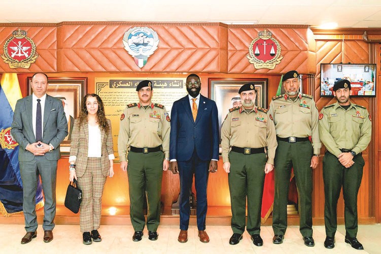 صورة جماعية بعد مباحثات رئيس هيئة القضاء العسكري اللواء حقوقي عويد الهطلاني مع رئيس البعثة الدولية للجنة الدولية للصليب الأحمر لدول مجلس التعاون