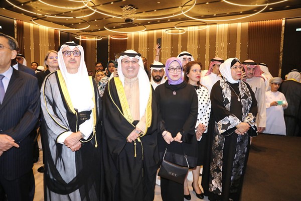 السفير البحريني صلاح المالكي متوسطا السفيرة التركية طوبى سونمز والسفير نجيب البدر ود. أميرة الحسن وسفيرة إندونيسيا