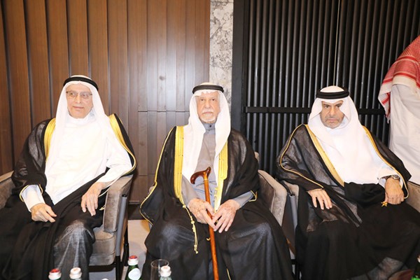 السفير القطري علي بن عبدالله آل محمود وعبدالعزيز الغنام ود. مصطفى بهبهاني خلال حفل السفارة العمانية بالعيد الوطني