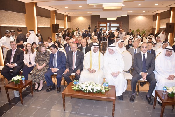 وزير الإعلام ووزير الدولة لشؤون الشباب عبدالرحمن المطيري ووزير الثقافة الأردني مصطفى الرواشدة وشخصية معرض الكتاب لهذا العام د.عبدالله الغنيم والأمين العام للمجلس الوطني للثقافة والفنون والآداب د.محمد الجسار والأمين العام المساعد بالمجلس مساعد الزامل والسفير الأردني سنان المجالي والسفيرة الاسترالية ميليسا كيلي والسفيرة البريطانية بليندا لويس والقائم بالأعمال الاميركي ستيفن باتلر في مقدمة الحضور