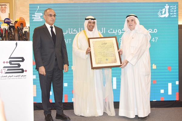 وزير الإعلام ووزير الدولة لشؤون الشباب عبدالرحمن المطيري مكرما شخصية المعرض د.عبدالله الغنيم بحضور الأمين العام للمجلس الوطني للثقافة والفنون والآداب د.محمد الجسار