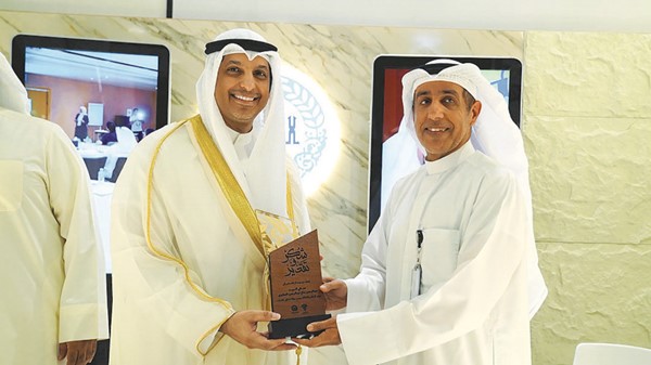 وزير الإعلام والثقافة ووزير الدولة لشؤون الشباب عبدالرحمن المطيري يتلقى درعا تكريمية من بيت الزكاة