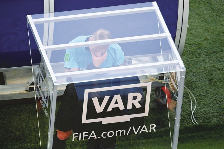 «فيفا» يستعد لاعتماد نظام بديل لتقنية الـ VAR