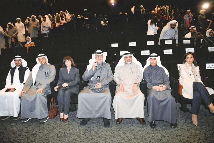 خليفة العجيل والشيخ أحمد الدعيج وزياد الناجم في مقدمة الحضور خلال العرض المرئي لمسودة القانون الجديد	 (قاسم باشا)