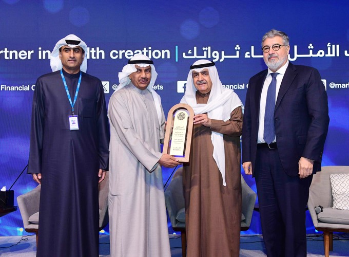 رئيس مجلس إدارة المركز ضرار الغانم والرئيس التنفيذي لـالمركز علي خليل وعبداللطيف النصف خلال تكريم غانم الغنيمان