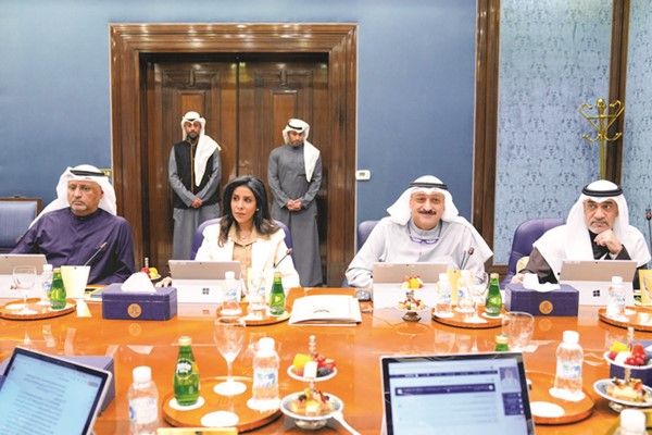 النائب الأول لرئيس الوزراء ووزير الدفاع ووزير الداخلية الشيخ فهد اليوسف ود. أحمد العوضي ود.نورة المشعان وعمر العمر