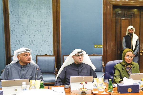 د. أمثال الحويلة وعبداللطيف المشاري ود. نادر الجلال