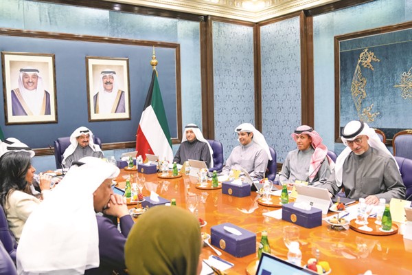 رئيس الوزراء سمو الشيخ أحمد العبدالله مترئسا اجتماع مجلس الوزراء أمس ويبدو شريدة المعوشرجي وعبدالرحمن المطيري ود. محمد الوسمي وخليفة العجيل
