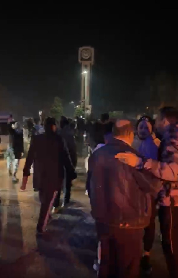 صورة عن تسجيل مصور لاحتفالات سكان حمص بدخول ادارة العمليات العسكرية في ساحة الساعة الشهيرة في حمص