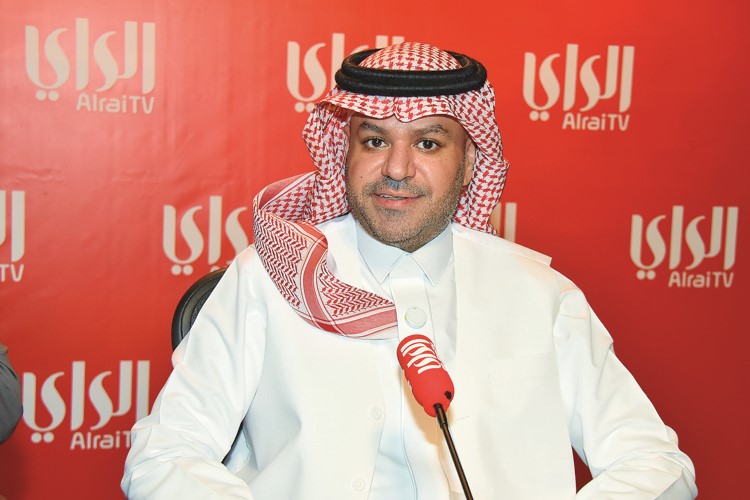 الإعلامي علي العلياني خلال المؤتمر الصحافي