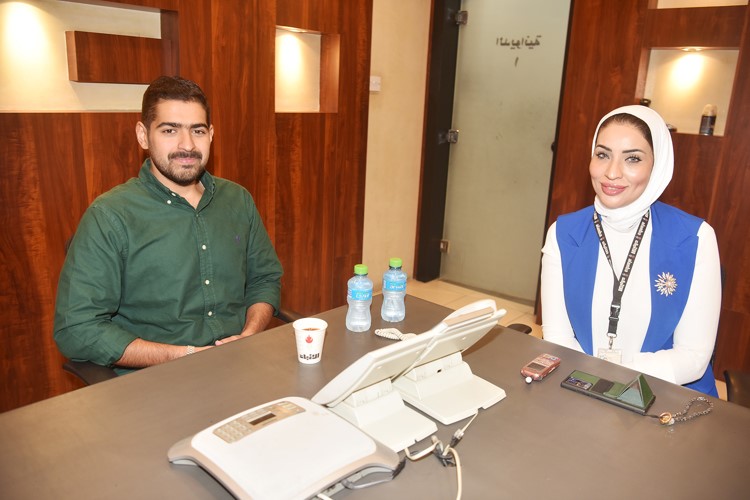 عبدالمحسن الريش مع الزميلة آلاء خليفة(أحمد علي)