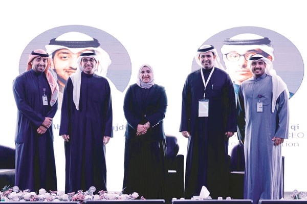 فريق العلاقات العامة مع المشاركين في الحلقة النقاشية حول تأثير مسرعة الأعمال inspireU