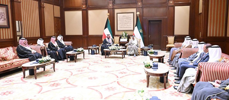 صاحب السمو الأمير الشيخ مشعل الأحمد مستقبلا صاحب السمو الملكي الأمير تركي بن محمد بن فهد بن عبدالعزيز آل سعود وزير الدولة عضو مجلس الوزراء بالمملكة العربية السعودية بحضور السفير السعودي سمو الأمير سلطان بن سعد ووزير المالية بالمملكة العربية السعودية الشقيقة
محمد بن عبدالله الجدعان ووزير الخارجية عبدالله اليحيا والسفير أحمد فهد الفهد والفريق م. جمال الذياب والشيخ خالد العبدالله ومازن العيسى