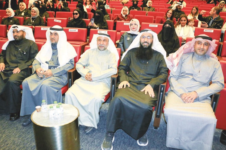 الوكيل المساعد للتعليم العام بالتكليف منصور الظفيري والموجه الفني العام لمادة اللغة العربية بالتكليف طارق العنزي مع الحضور