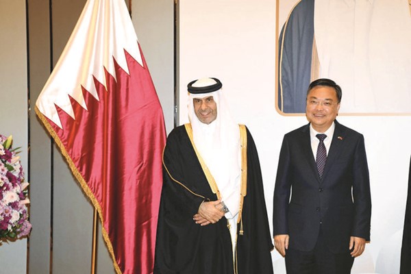 السفير الصيني تشانغ جيانوي مهنئا السفير القطري