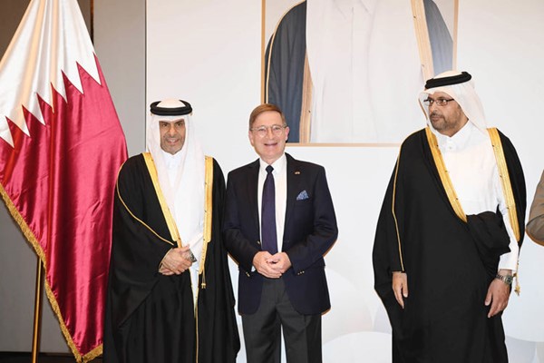 السفير الألماني هانس كريستيان مهنئا