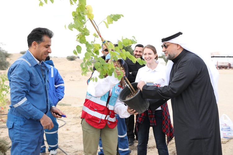 السفيرة البريطانية بليندا لويس ود.أميرة الحسن خلال زراعة إحدى الأشجار