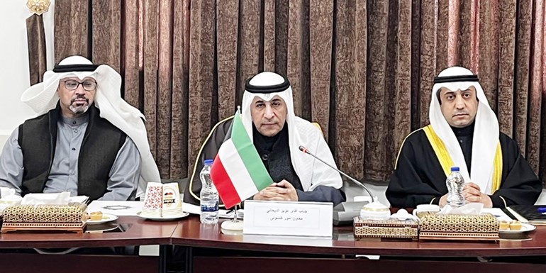 مساعد وزير الخارجية للشؤون القنصلية السفير عزيز الديحاني خلال الاجتماع