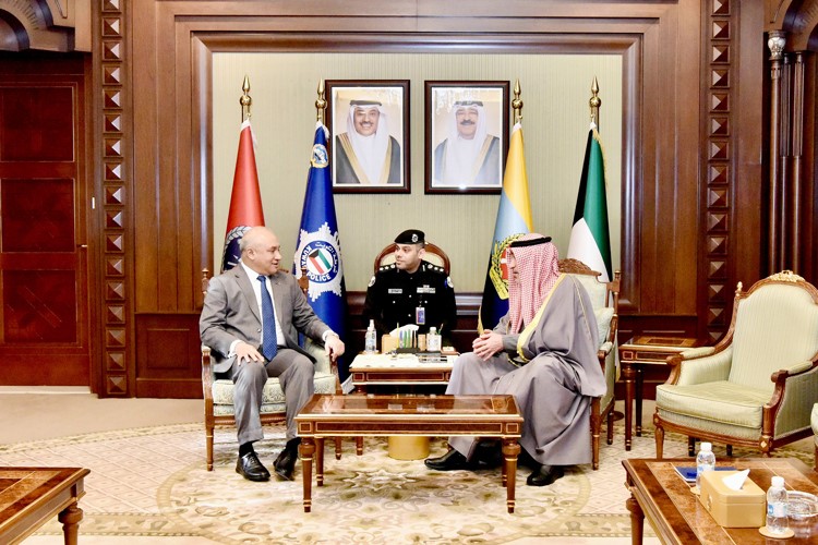 النائب الأول لرئيس مجلس الوزراء ووزير الدفاع ووزير الداخلية الشيخ فهد اليوسف خلال لقائه سفير بنغلاديش الشعبية اللواء سيد طارق حسين