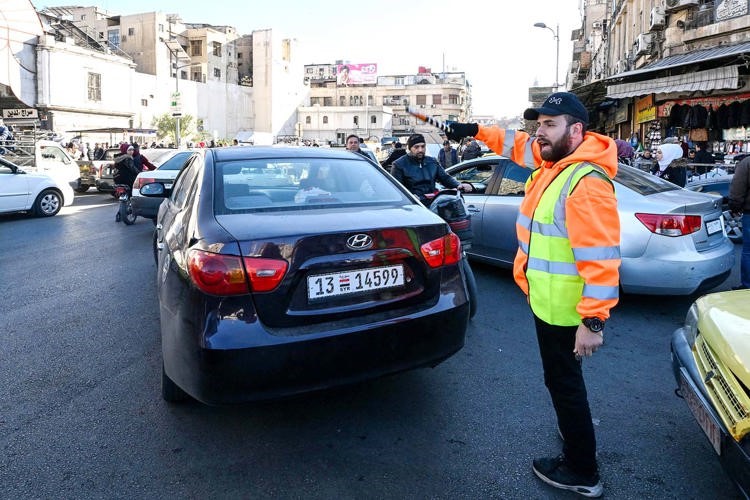 متطوع مدني يسهم في تنظيم المرور في دمشق (أ.ف.پ)