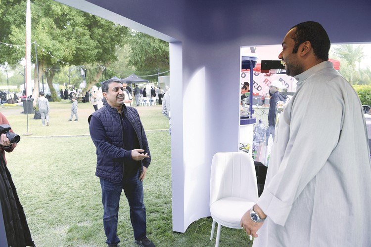 عبدالله المجحم يتعرف على إحدى ورش العمل المشاركة