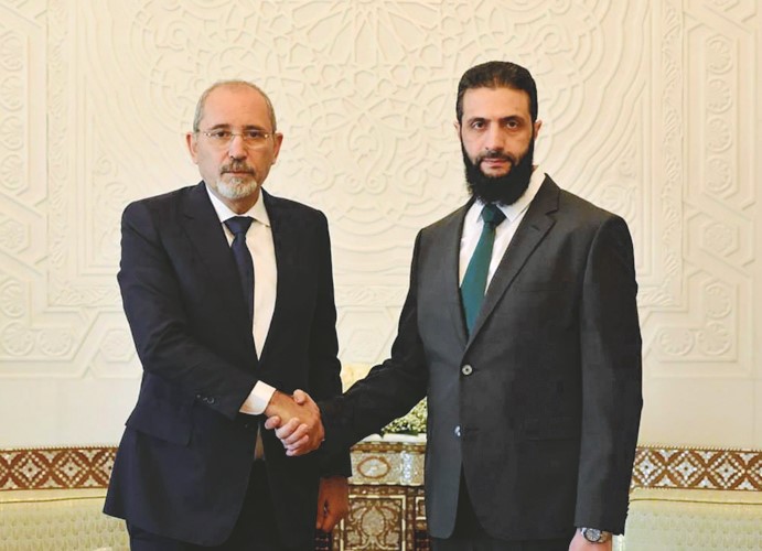 القائد العام للإدارة الجديدة أحمد الشرع مستقبلا وزير الخارجية الأردني أيمن الصفدي	 (أ.ف.پ)
