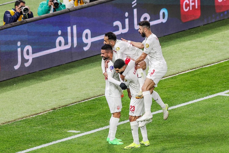 فرحة لاعبي البحرين بعد تسجيل هدف في مرمى المنتخب السعودي