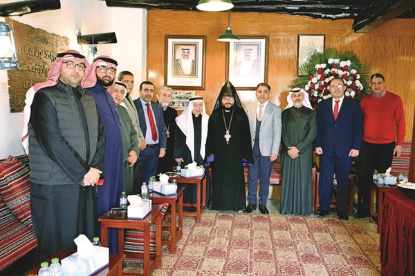 القس عمانويل غريب مع عدد من المهنئين