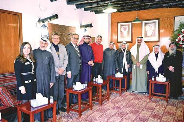 القمص بيجول الأنبا بيشوي ونادر معرفي وعدد من المهنئين مع القس عمانويل غريب في الكنيسة الإنجيلية	 (متين غوزال)