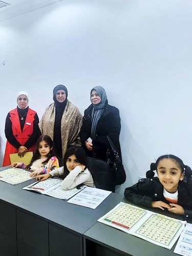الشيخة أوراد الجابر وم. عواطف السلمان والزميلة ليلى الشافعي في أحد الفصول