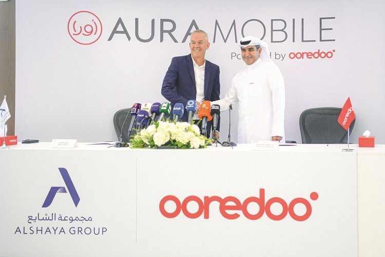 عبدالعزيز البابطين وجون هادن خلال حفل إطلاق Aura Mobile