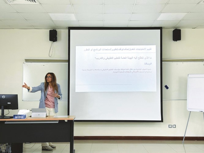 د.شيخة العيناتي تحاضر خلال ورشة العمل