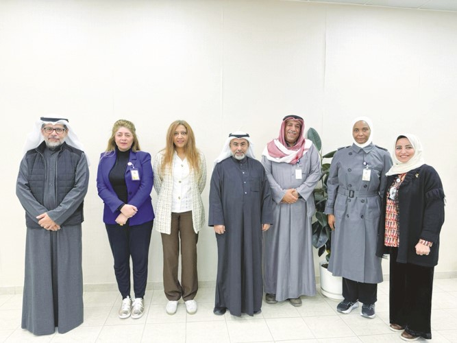 مدير المعهد العالي للخدمات الإدارية م.طلال الضفيري متوسطا د.شيخة العيناتي وعددا من الحضور في الورشة