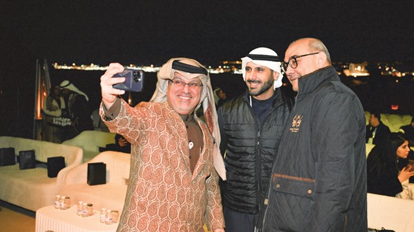 سيلفي يجمع الشيخ مبارك فهد جابر الأحمد والسفير البحريني صلاح المالكي والسفير العراقي المنهل الصافي