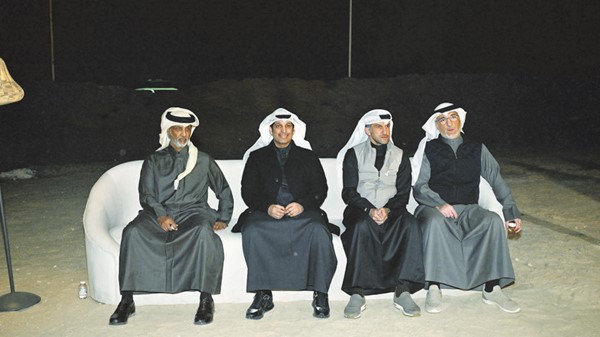 الوزير عبدالرحمن المطيري ووزير الرياضة والشباب القطري رئيس الاتحاد الخليجي لكرة القدم الشيخ حمد بن خليفة آل ثاني وبشار عبدالله ونائب رئيس الاتحاد الكويتي لكرة القدم مباركعبدالعزيز