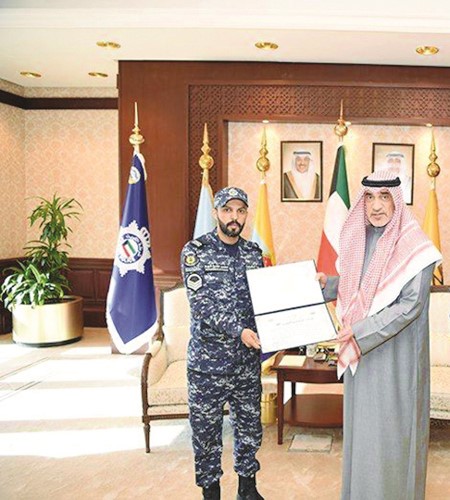 الشيخ فهد اليوسف مكرما الرقيب أول محمد النومسي