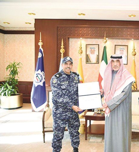 النائب الأول لرئيس مجلس الوزراء ووزير الدفاع ووزير الداخلية الشيخ فهد اليوسف مكرما الرائد فهد النويصر