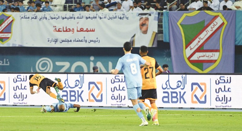 شعار البنك الأهلي وحملة لنكن على دراية خلال مباراة نهائي كأس صاحب السمو الأمير