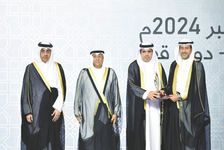 مساعد المدير العام بمجموعة الموارد البشرية في بنك بوبيان عبدالعزيز الرومي متسلما جائزة التميز في إحلال وتوطين العمالة على مستوى القطاع المصرفي بحضور الأمين العام لمجلس التعاون لدول الخليج العربية جاسم البديوي خلال حفل تكريم خاص في قطر