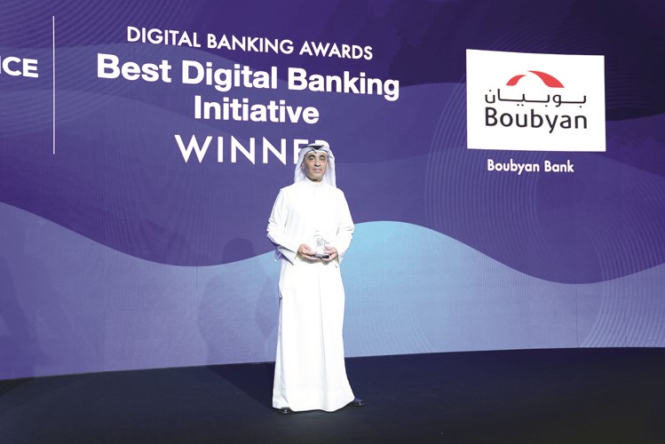 الرئيس التنفيذي للخدمات المصرفية الخاصة والشخصية والرقمية في بنك بوبيان عبدالله التويجري متسلما جائزة أفضل مبادرة للخدمات المصرفية الرقمية من مجلة MEED